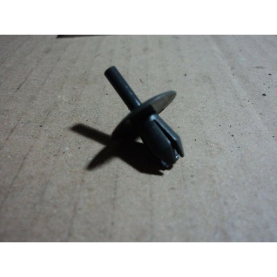 E933 - 2PZ CLIPS MODANATURA ORIGINALI IVECO  5801258087 