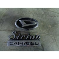 M4923 XX - LOGO EMBLEM EMBLEMA SCRITTA FREGIO DAIHATSU SIRION