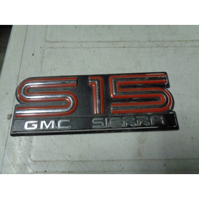 M7134 XX - LOGO STEMMA EMBLEM EMBLEMA SCRITTA FREGIO GMC S15 SIERRA